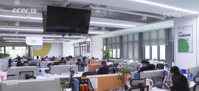 我國軟件產(chǎn)業(yè)規(guī)模突破10萬億元大關(guān) 應(yīng)用軟件服務(wù)引領(lǐng)增長新篇章